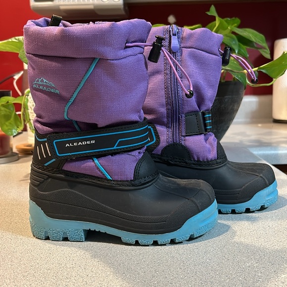 Leader sz 11 -Zip Side, Fleece Lined Boot waterproof w/Velcro Strap for snug fit - Picture 2 of 5